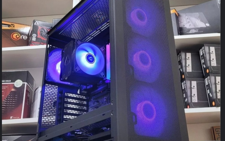 Komputer stacjonarny z podświetleniem LED w obudowie.