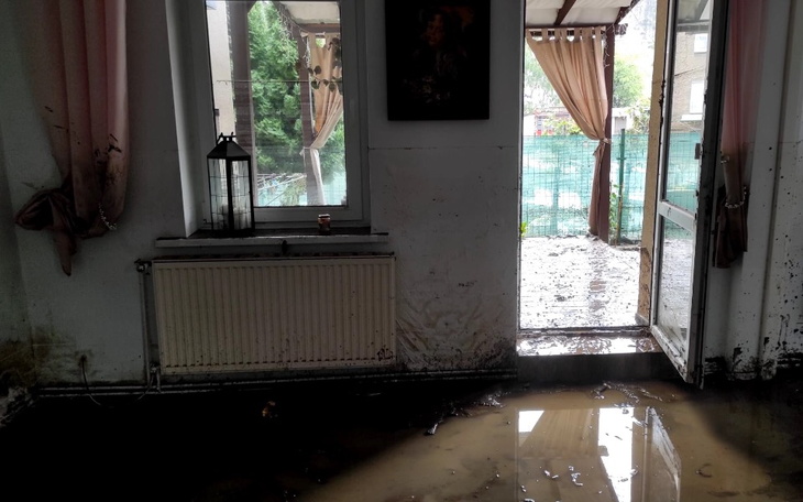 Zalane pomieszczenie z widocznymi śladami wody i zniszczeń.
