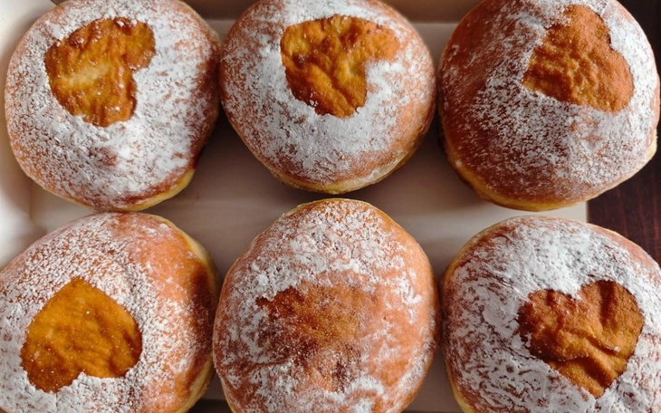 Pączki z sercem na wierzchu, posypane cukrem pudrem.