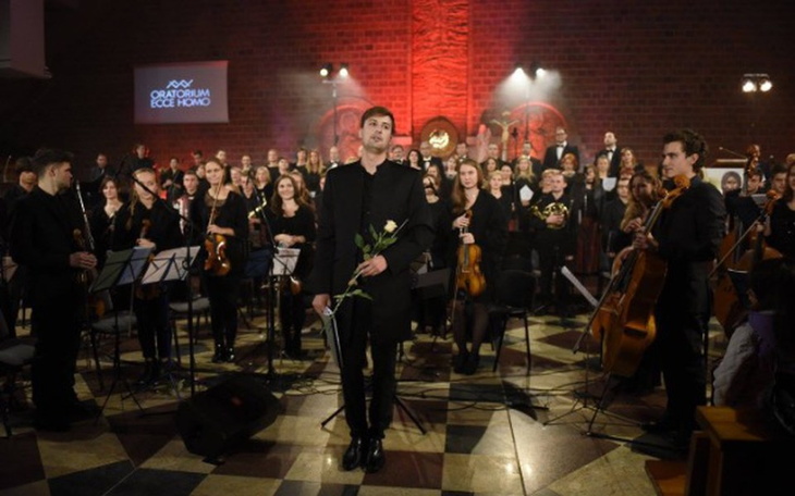 Orkiestra grająca w sali koncertowej.