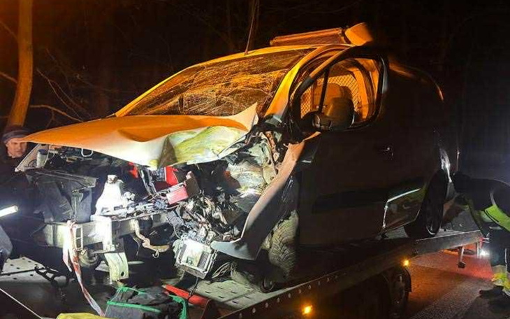 Zniszczony samochód po wypadku drogowym.