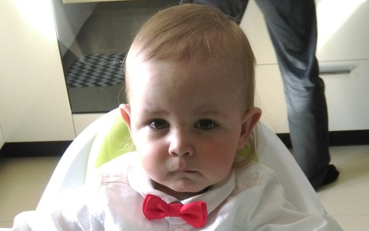 Mały chłopiec w eleganckiej koszuli z muszką.