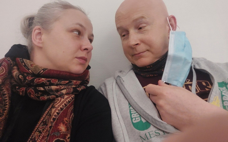 Para rozmawia w przyjaznej atmosferze, siedząc blisko siebie.