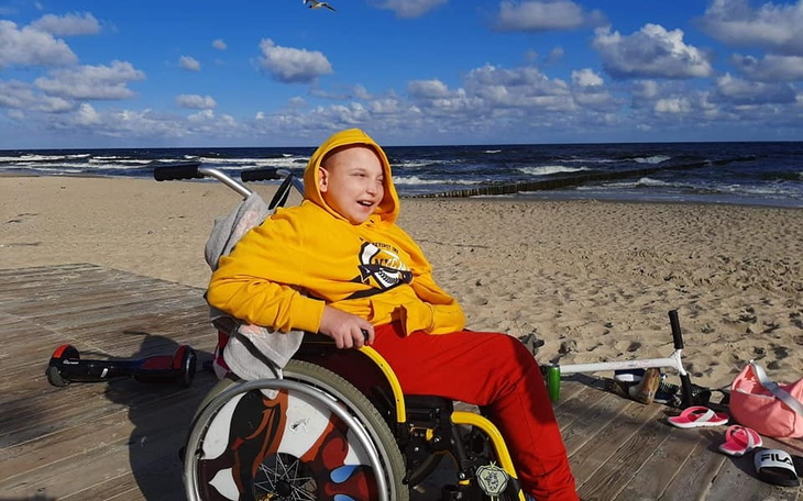 Chory kot leżący na podłożu w klinice weterynaryjnej.