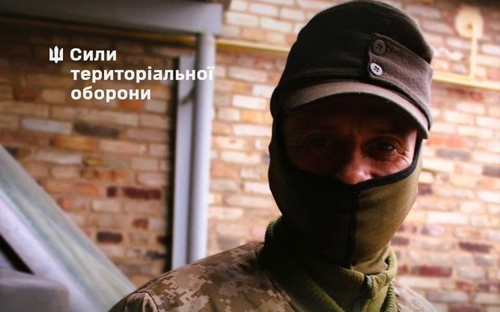 Mężczyzna w mundurze, symbolizujący siły obrony terytorialnej.