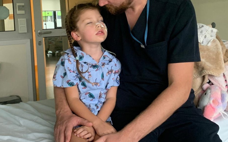 Dziecko w szpitalu na kolanach lekarza, w intymnej chwili.