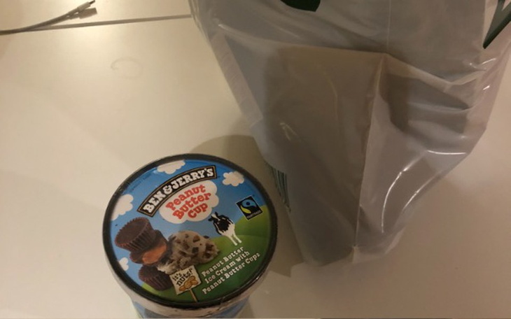 Lodówka Ben & Jerry's z lodami orzechowymi.