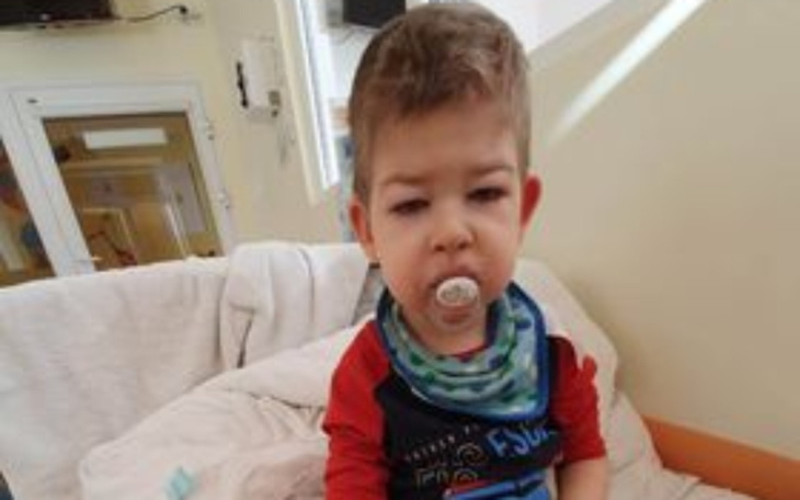 Chłopiec z smoczkiem, wygląda na zmęczonego.