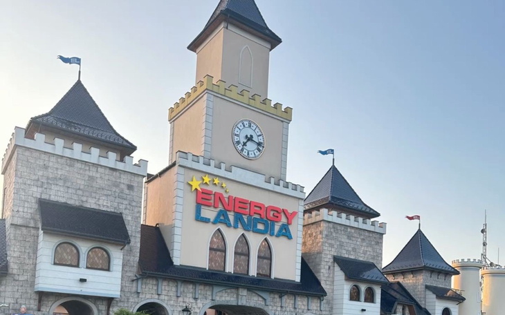 Zamek z wieżą zegarową w Energylandii.