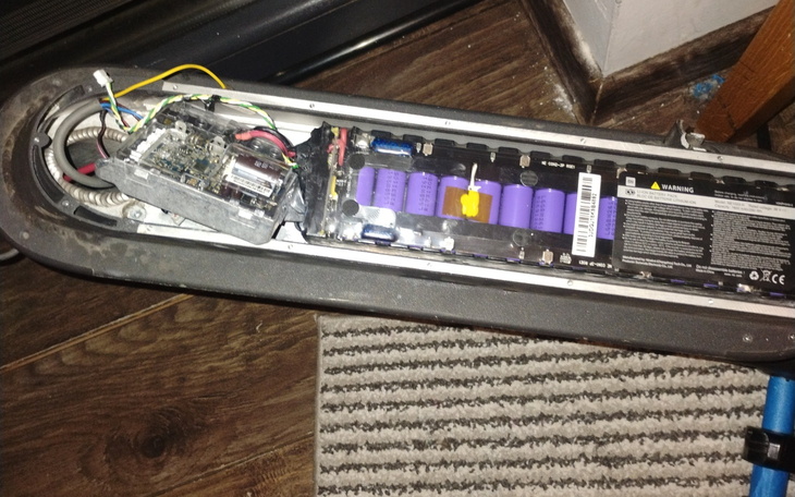 Rozmontowany sprzęt elektroniczny z widocznymi podzespołami.