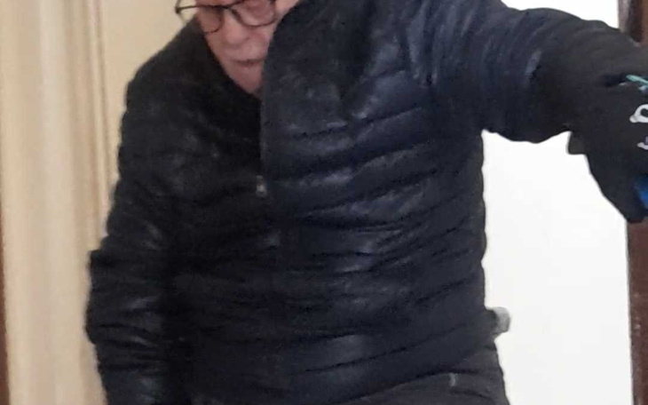 Osoba w ciemnej kurtce, z trudnościami w poruszaniu się.