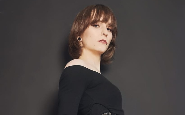 Kot o prążkowanej sierści, patrzący prosto w obiektyw.