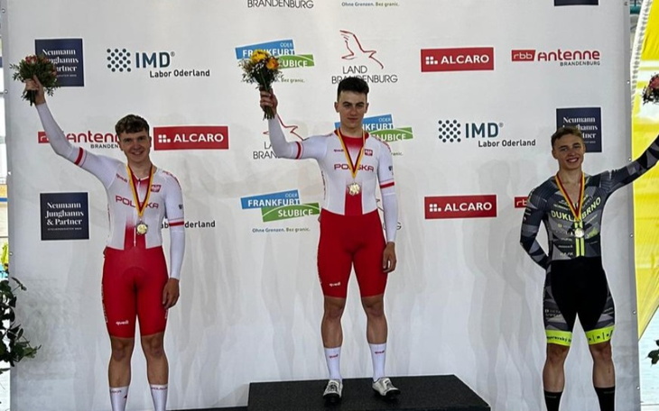 Zawodnicy na podium z medalami po wyścigu kolarskim.