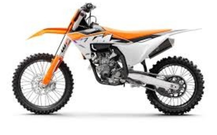 Motocykl terenowy KTM, pomarańczowy z białymi akcentami, na czarnych kołach.