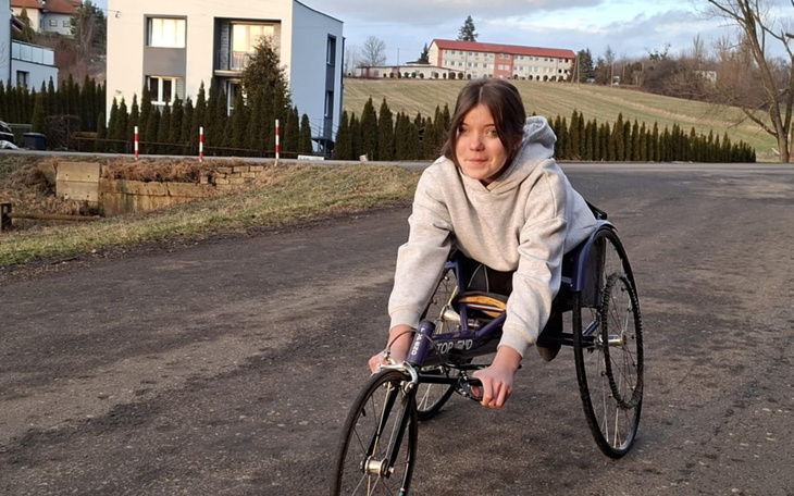 Czarny kot odpoczywający na świeżym powietrzu.