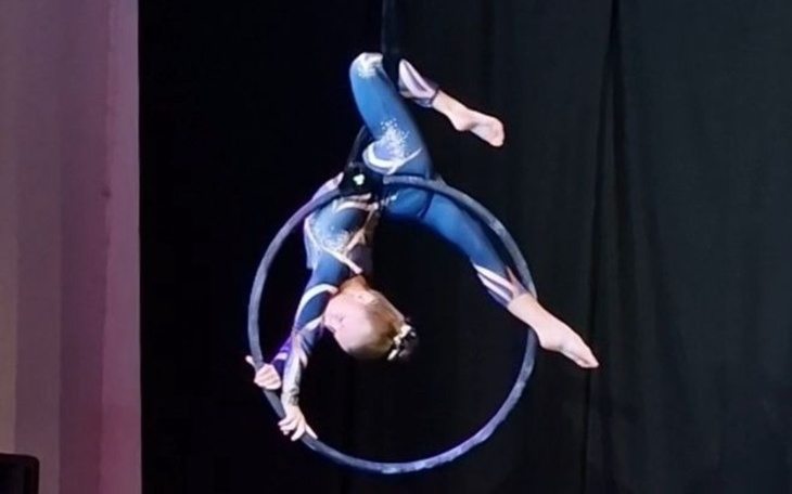 Akrobatka wykonująca sztukę na hula-hoopie.