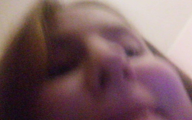 Rozmyte zdjęcie twarzy, trudne do zidentyfikowania.