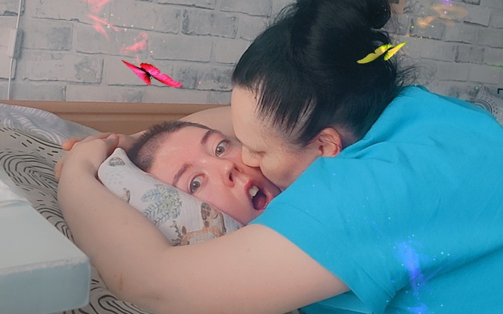 Matka całująca dziecko, wyrażająca miłość i bliskość.