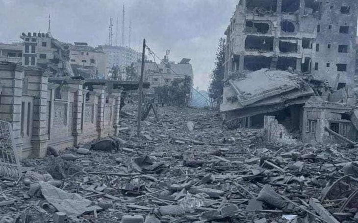 Zniszczona ulica po katastrofie, ruiny budynków.