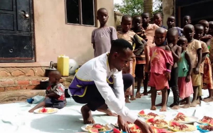 Dzieci czekające na posiłek w lokalnej społeczności.