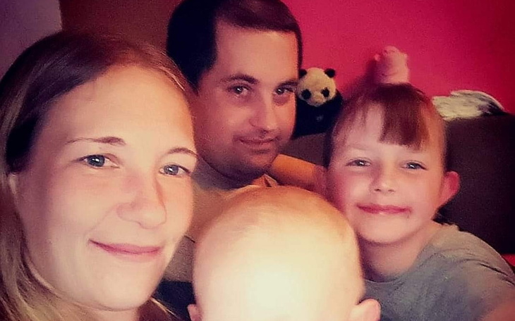 Rodzina pozująca do zdjęcia w domowym otoczeniu.