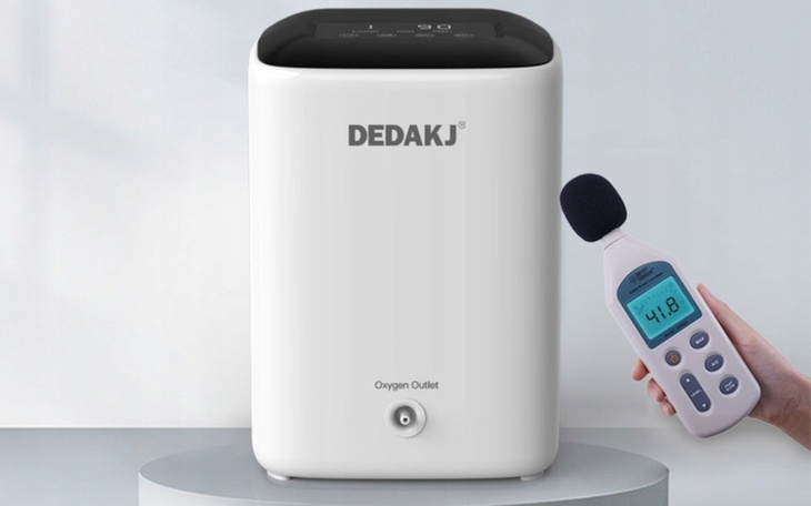 Nowoczesny koncentrator tlenu w białym kolorze.