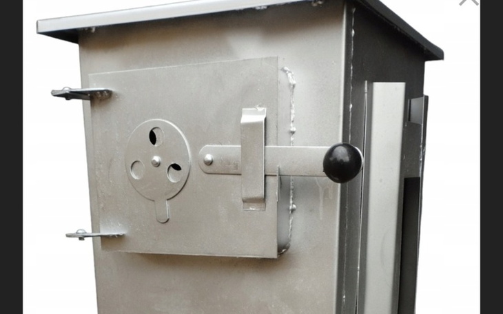 Metalowa skrzynka z zamkiem i korbką.