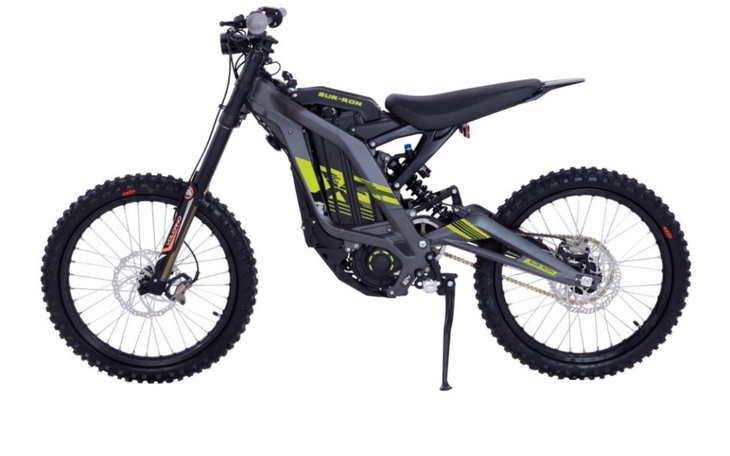 Nowoczesny rower elektryczny, gotowy do jazdy w terenie.