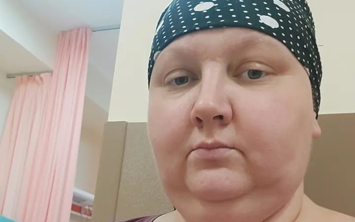 Kobieta w chustce na głowie, wygląda na zdeterminowaną.