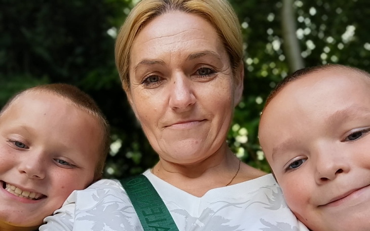 Rodzinne selfie z uśmiechami dzieci.