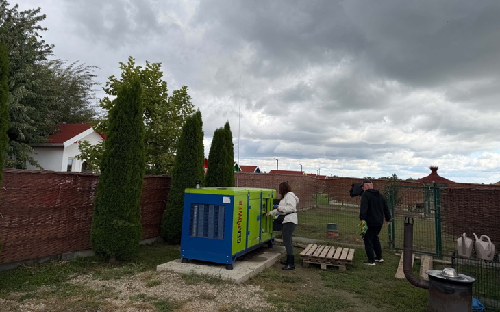 Małe dziecko opatulone w piżamę, sen, miękki koc.