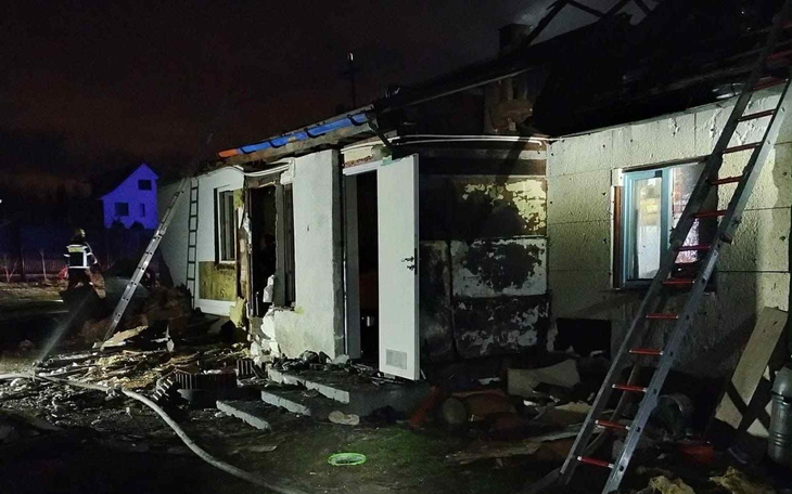 Zniszczony dom po pożarze, widok z zewnątrz.
