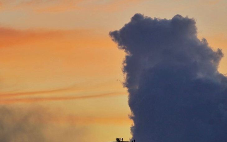 Chmura przypominająca kształtem niedźwiedzia na tle zachodzącego słońca.