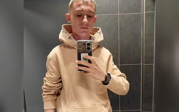 Młody mężczyzna robi sobie selfie w łazience.