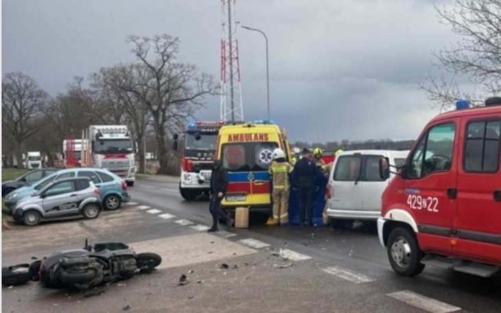 Wypadek drogowy z udziałem ambulansu i pojazdów.