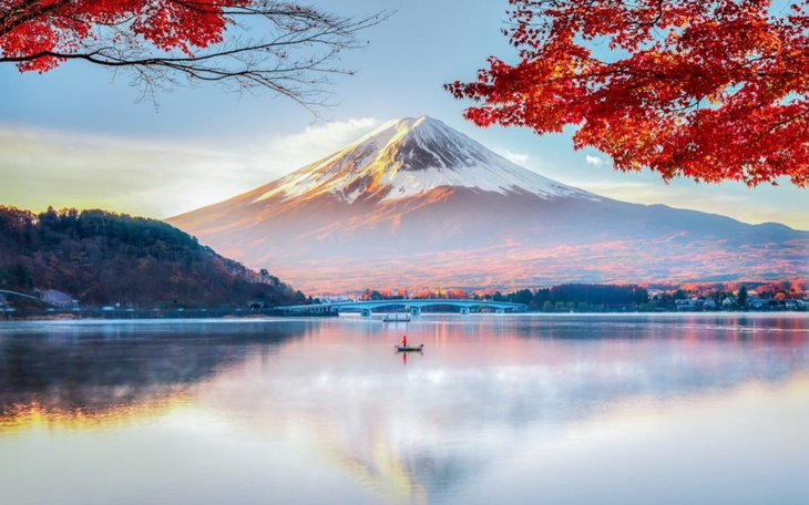 Widok na górę Fuji w jesiennej scenerii.