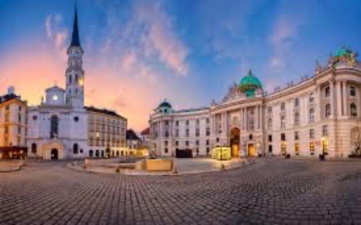 Panorama pięknej architektury w mieście o zachodzie słońca.