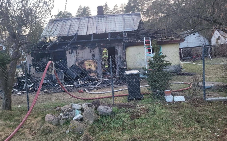 Spalony dom z widocznymi zniszczeniami po pożarze.