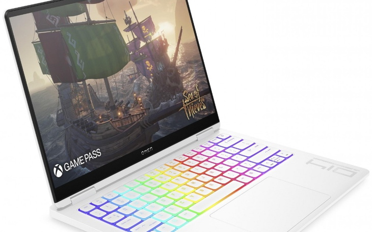 Laptop z kolorową klawiaturą, wyświetlający grę.