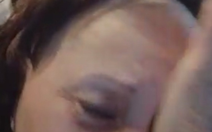 Osoba z zasłoniętą twarzą, wyrażająca emocje.