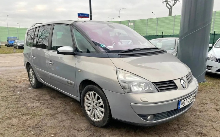 Srebrny samochód zaparkowany na parkingu.