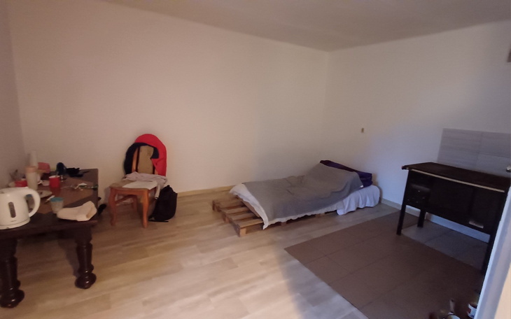 Pusty pokój z łóżkiem i meblami.