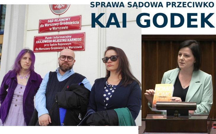 Trzy osoby przed budynkiem z czerwonymi tablicami, uśmiechy.