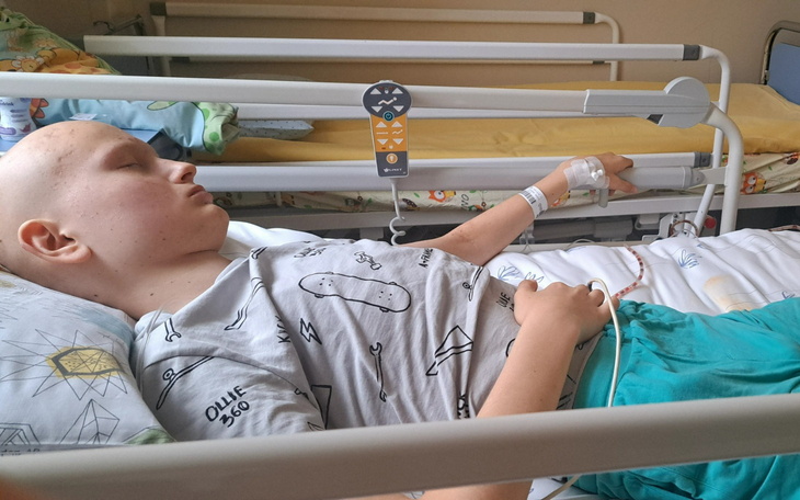 Chłopiec leży w szpitalnym łóżku, podłączony do aparatury.
