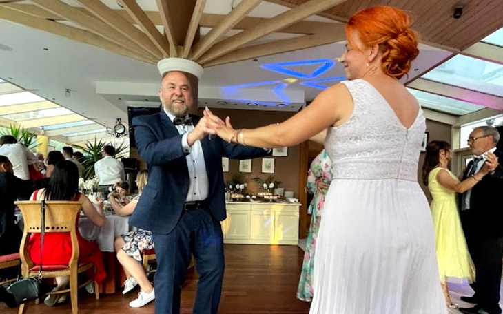 Para tańcząca na weselu, w radosnej atmosferze.