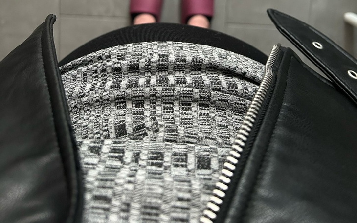 Widok na ubranie z bliska, z zamkiem błyskawicznym.