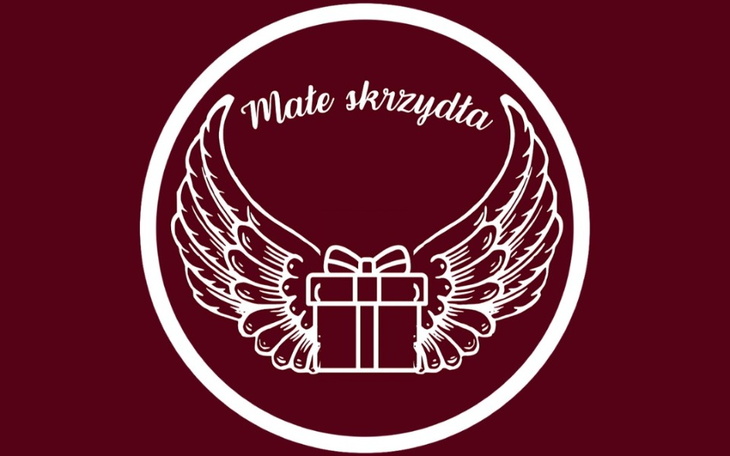 Logo fundacji z anielskimi skrzydłami i prezentem.