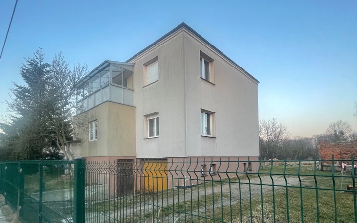 Dom z ogrodem, widok z zewnątrz.