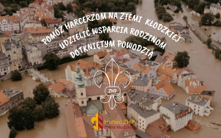 Widok na miasto dotknięte powodzią, z zalanymi ulicami.