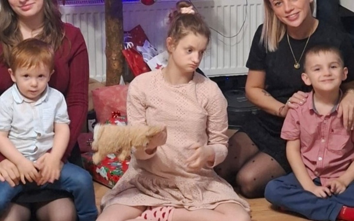 Dzieci bawiące się w świątecznym otoczeniu.